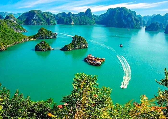 7 Days Glimpse of Vietnam Tour: Hanoi, Ho Chi Minh City & Halong Bay Cruise